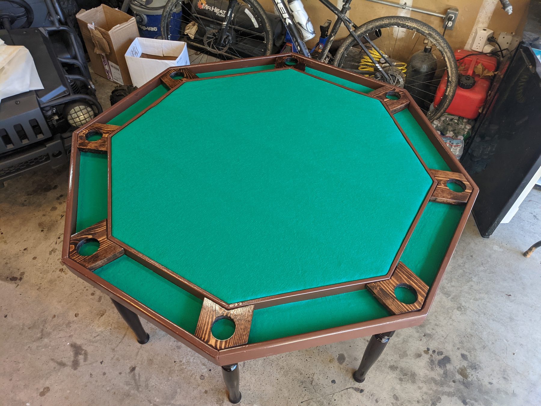Octagonal poker table